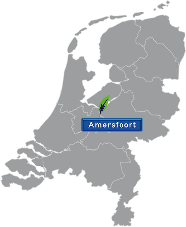 Landkaart Nederland grijs - locatie Dagnall Taleninstituut in Amersfoort - aangegeven met blauw plaatsnaambord met witte letters en Dagnall veer - op transparante achtergrond - 600 * 733 pixels